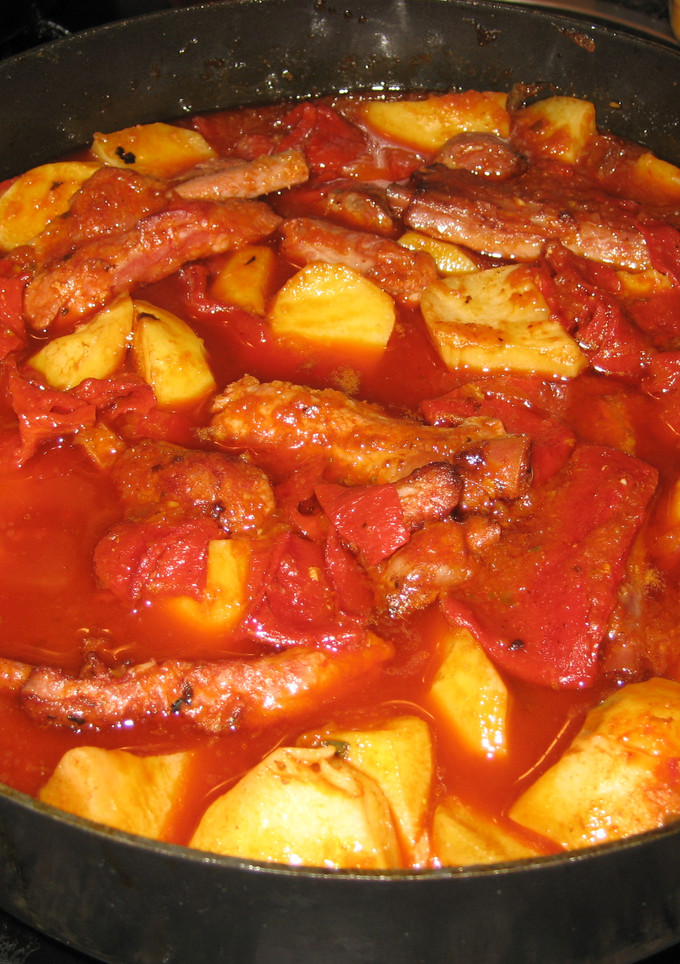 Una foto de Costilla ibérica con patatas y chorizo