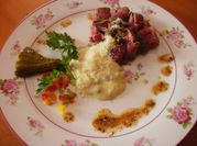 Una foto de carpaccio de res