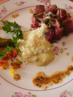 Una foto de Carpaccio de filete ahumado con salsa de queso y alcaparras