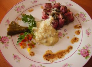Una foto de Carpaccio de filete ahumado con salsa de queso y alcaparras