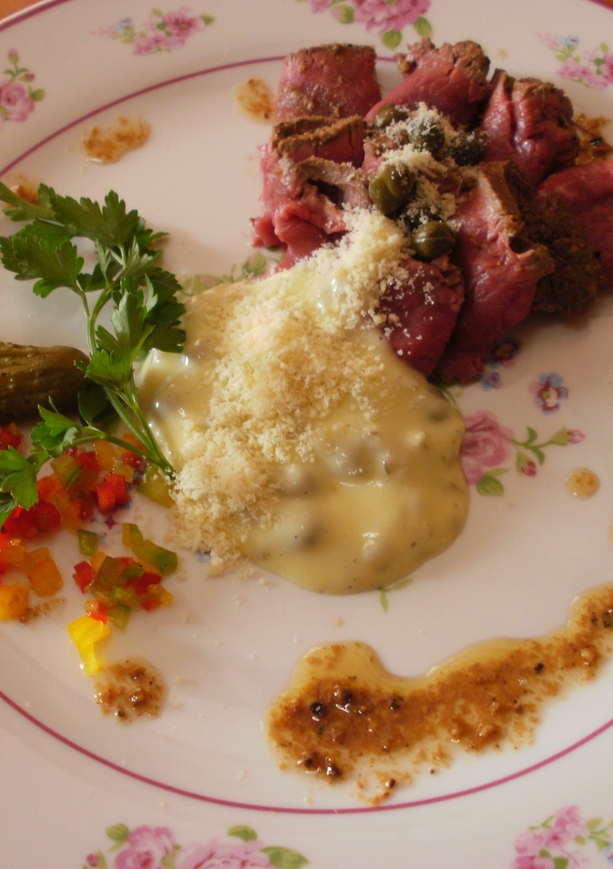 Una foto de Carpaccio de filete ahumado con salsa de queso y alcaparras
