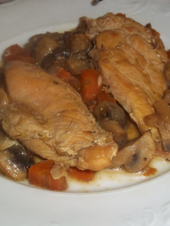 Una foto de Pechuga de pollo a filetes con champiñones