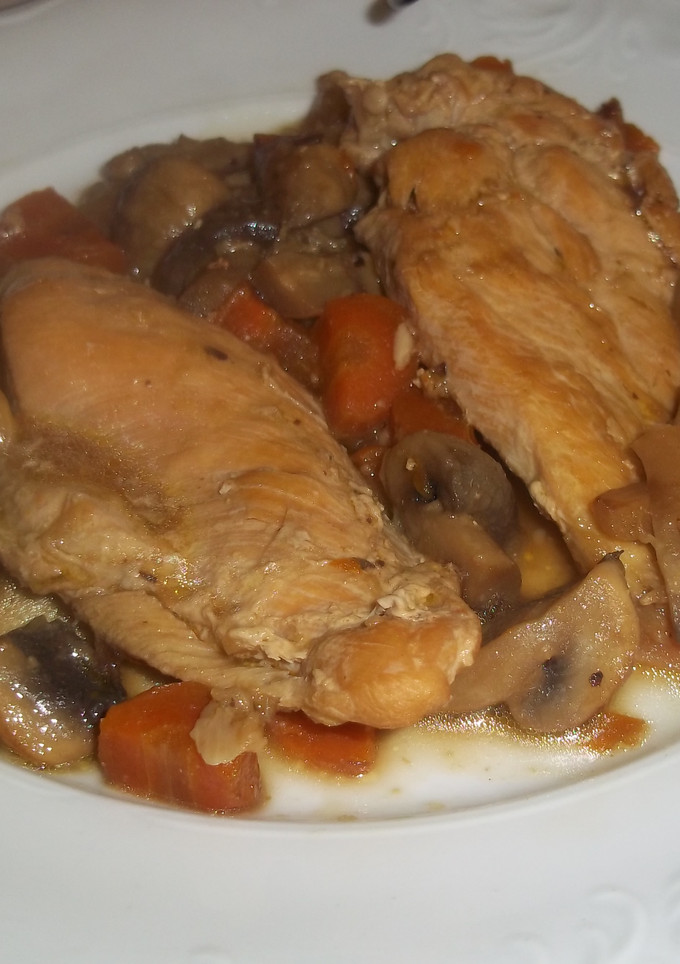 Una foto de Pechuga de pollo a filetes con champiñones