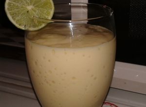 Una foto de Lassi de banana y mango