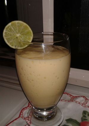 Una foto de Lassi de banana y mango