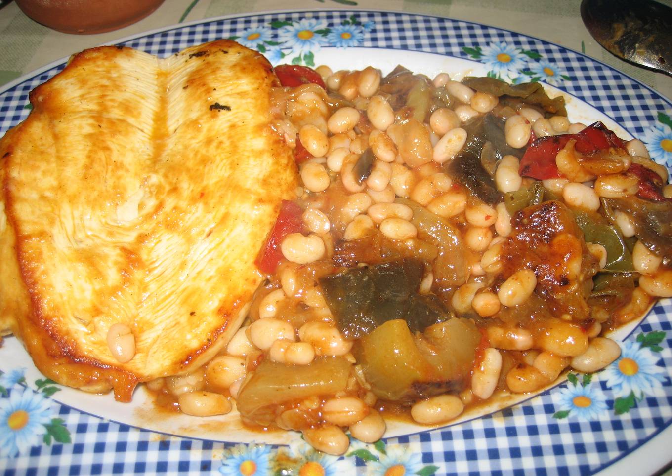 Pechugas de pollo con lubias y pisto