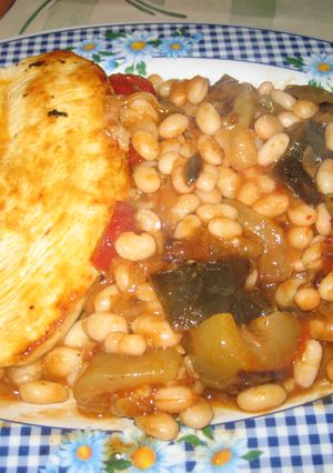 Una foto de Pechugas de pollo con lubias y pisto
