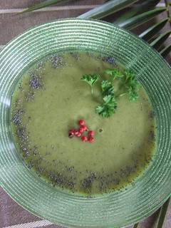 Una foto de Sopa crema de brécol y calabacín