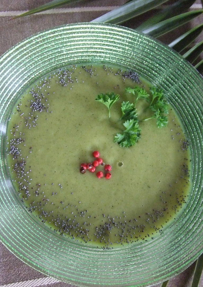 Una foto de Sopa crema de brécol y calabacín