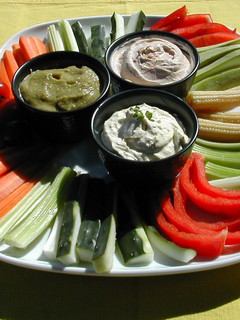 Una foto de Crudites con tres salsas