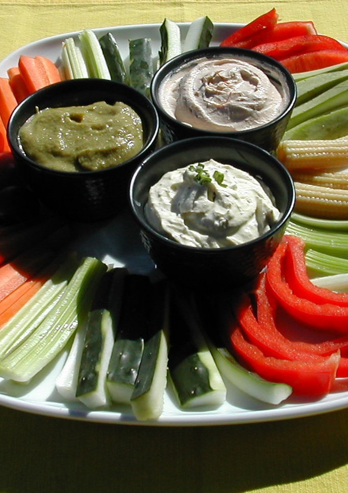 Una foto de Crudites con tres salsas