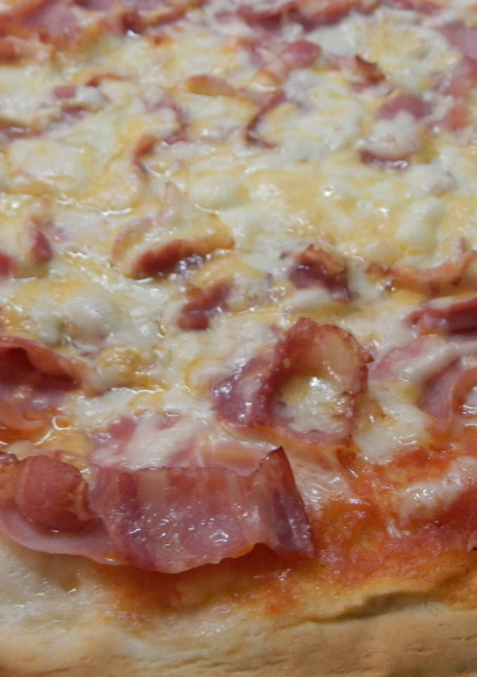 Una foto de Pizza de jamón cocido y beicon