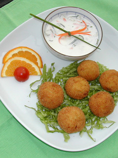 Una foto de Bolitas de queso y aceitunas