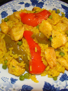 Una foto de Paella de pollo y verduras