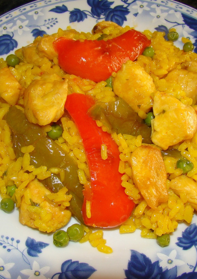 Una foto de Paella de pollo y verduras