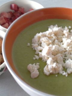 Una foto de Crema de guisantes con leche de coco y feta
