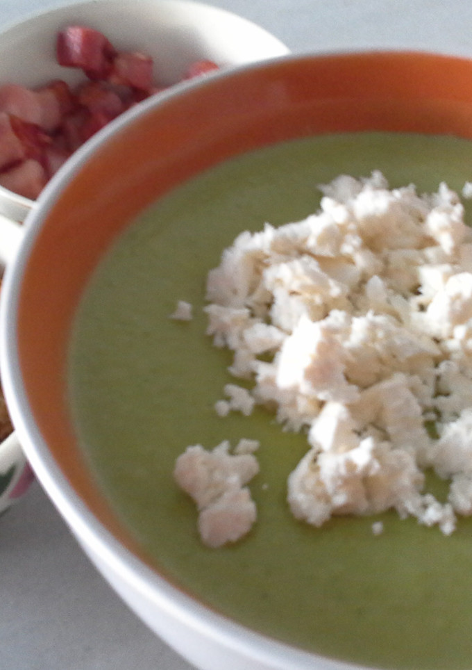 Una foto de Crema de guisantes con leche de coco y feta