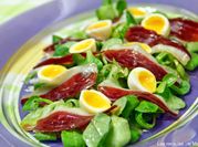 Una foto de ensalada de berros y lechuga