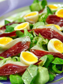 Una foto de Ensalada de anchoas, jamón de pato y berros