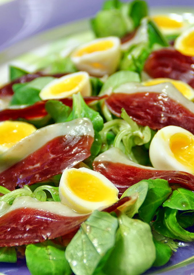 Una foto de Ensalada de anchoas, jamón de pato y berros 