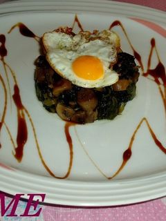 Una foto de Tartar de acelgas, champiñones y huevo