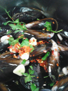 Una foto de mejillones con copos de chile