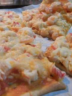 Una foto de Pizza de gambas y palitos de cangrejo