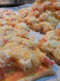 Una foto de Pizza de gambas y palitos de cangrejo