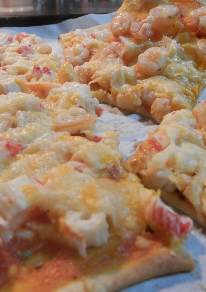 Una foto de Pizza de gambas y palitos de cangrejo