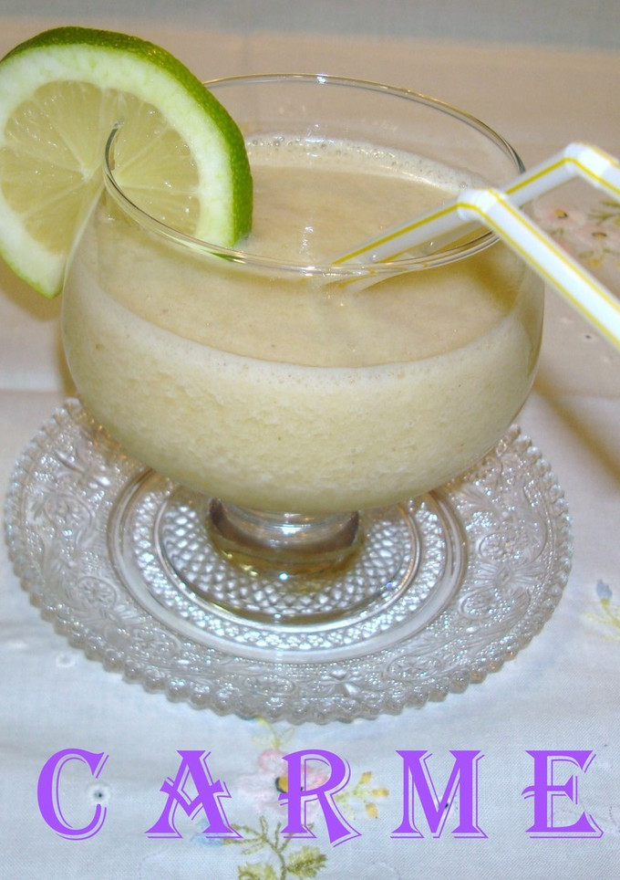 Una foto de Batido de manzana platano y limonada