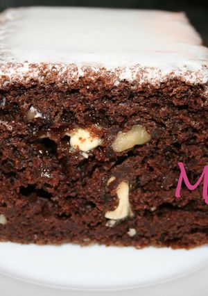 Una foto de Mayo cake con nuez y chocolate blanco