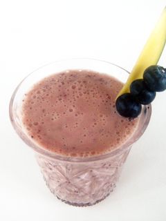 Una foto de Lassi de arándanos, mango y té verde