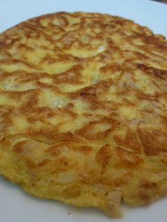 Una foto de Tortilla de cebolla y atún 