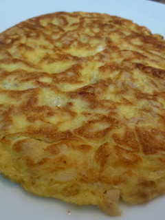 Una foto de Tortilla de cebolla y atún