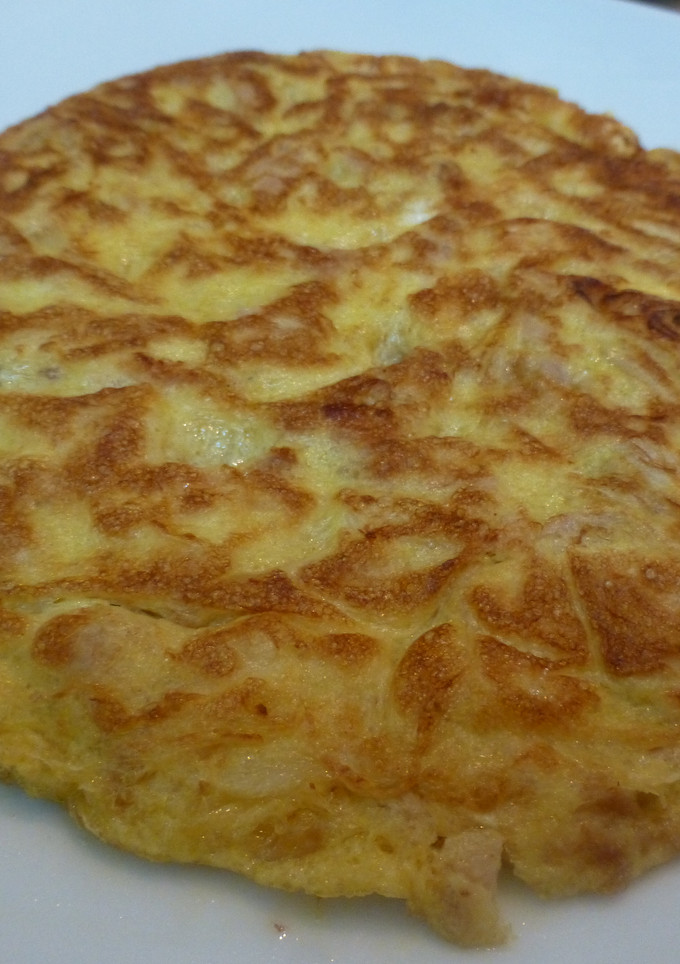 Una foto de Tortilla de cebolla y atún 