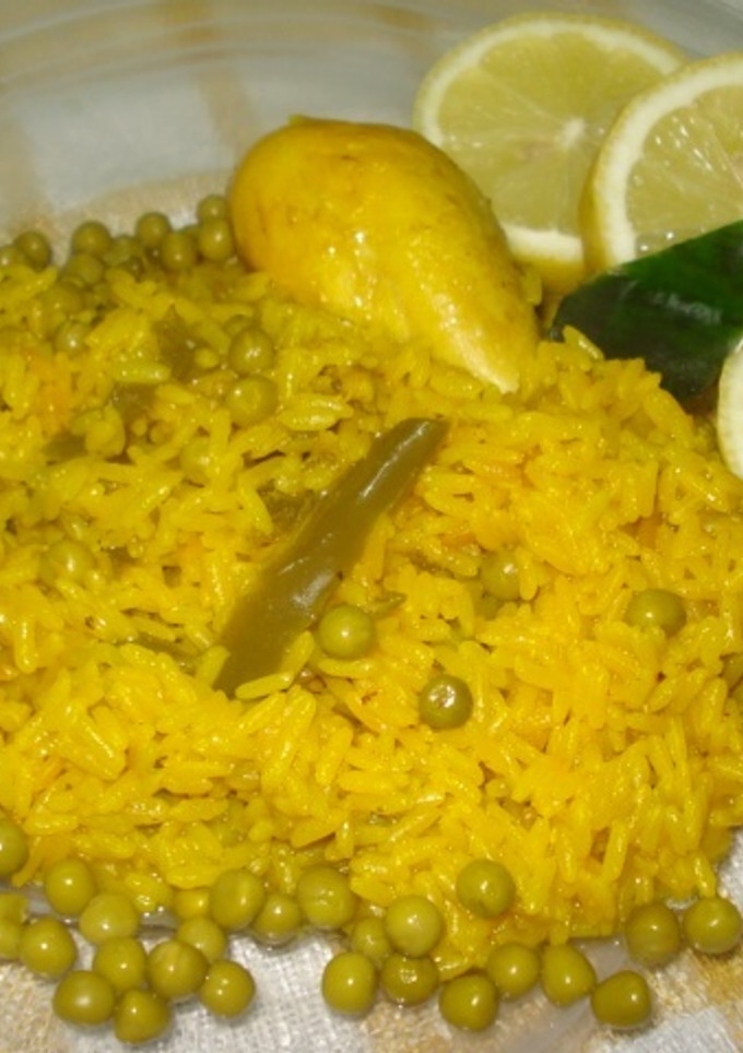 Una foto de Arroz con pollo al azafrán