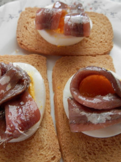 Una foto de Tostada de huevo y anchoas