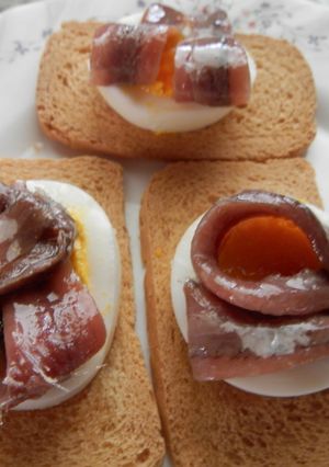Una foto de Tostada de huevo y anchoas