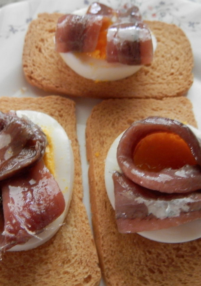 Una foto de Tostada de huevo y anchoas