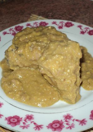 Una foto de Pollo con salsa de nuez