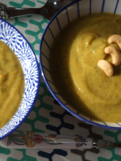Una foto de Crema de calabacín y calabaza al garam masala