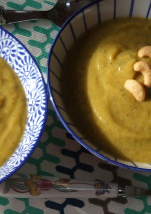 Una foto de Crema de calabacín y calabaza al garam masala