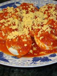 Una foto de Huevos rellenos con salsa de tomate
