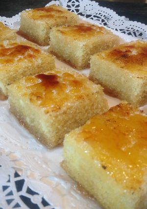 Una foto de Bizcocho borracho con yema quemada