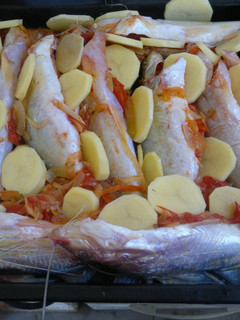 Una foto de Bagres al horno con papas