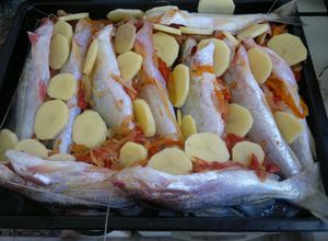 Una foto de Bagres al horno con papas