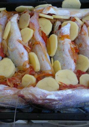 Una foto de Bagres al horno con papas