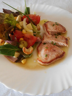 Una foto de Ensalada primavera con hoja de roble