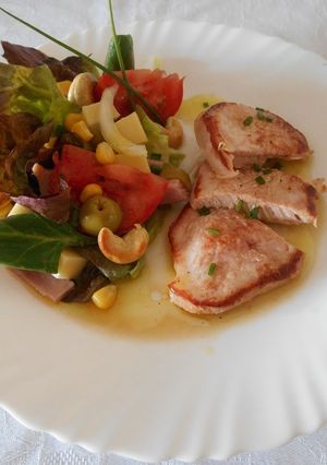 Una foto de Ensalada primavera con hoja de roble