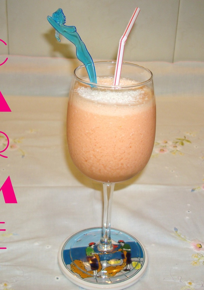 Una foto de Batido de sandia, naranja y coco